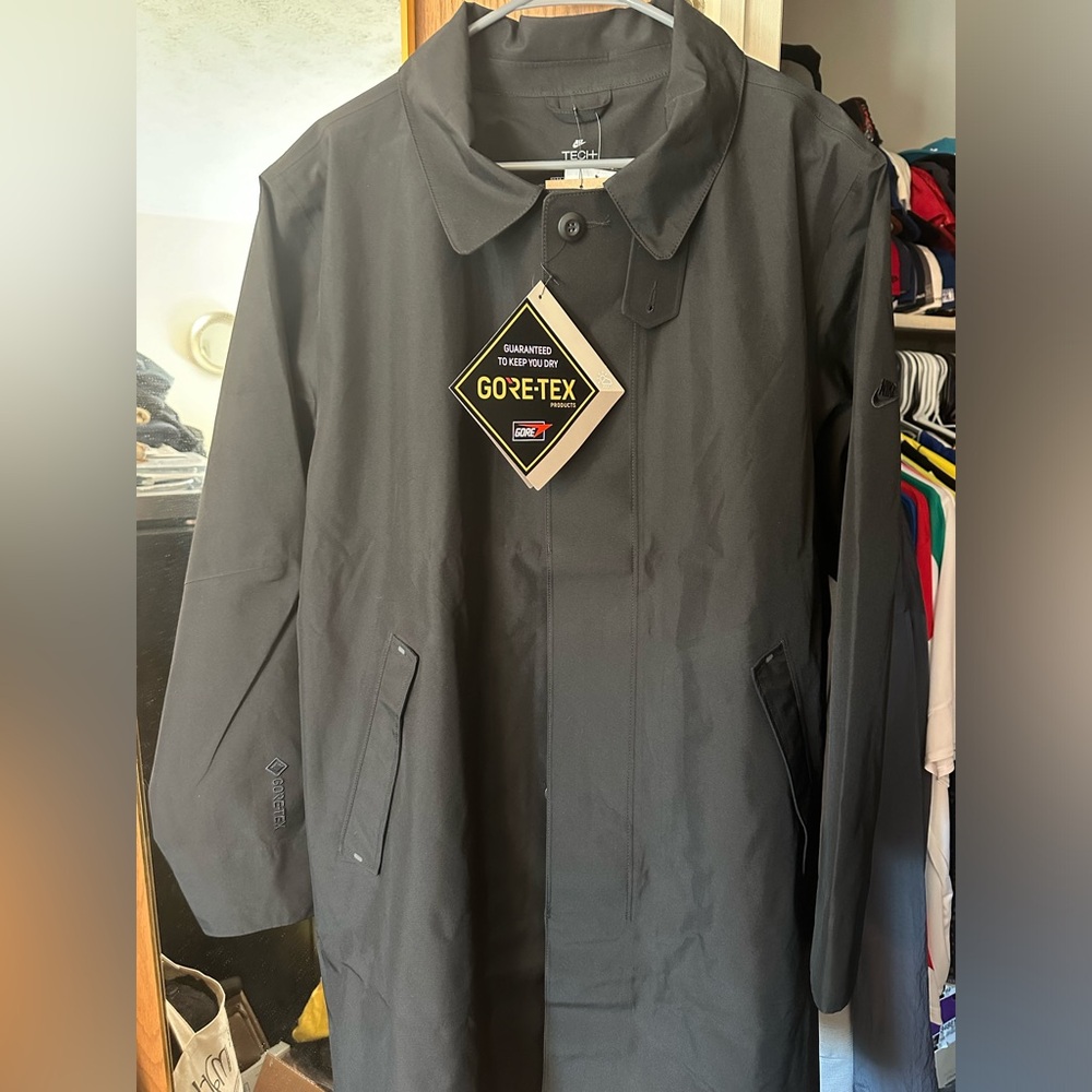 Nike Sportswear Tech Pack Storm-FIT ADV GORE-TEX waterproof trench coat. Large.